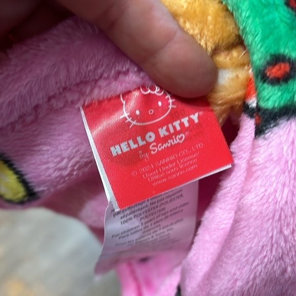 NWT 2 (TWO)HELLO KITTY PINK GINGERBREAD MAN & WHITE WREATH TREE CHRISTMAS THROWS - Picture 9 of 11